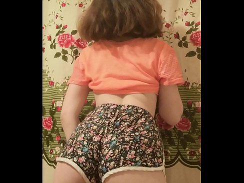 ❤️ Nena jove sexy despullant-se els pantalons curts davant la càmera ❤️ Porno de qualitat a nosaltres ☑