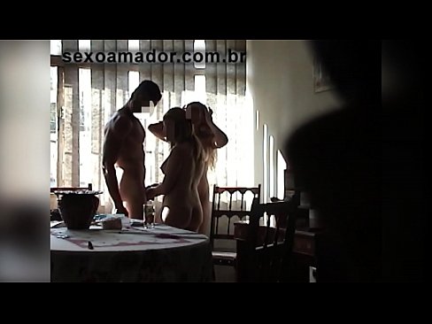 ❤️ Els amics sexuals conviden un home gegant i un trio amb ell ❤️ Porno de qualitat a nosaltres ☑