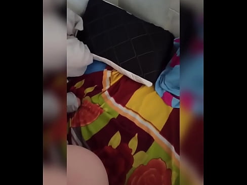 ❤️ La meva companya de pis es queda sola a casa perquè el seu marit se'n va de vacances i jo aprofito per follar-la i omplir-li el cul de llet ❤️ Porno de qualitat a nosaltres ☑
